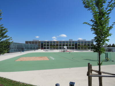 Blick auf den Schulsportplatz der Realschule