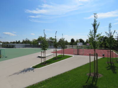 Blick auf den Basketballplatz und der Sportfläche in der Realschule